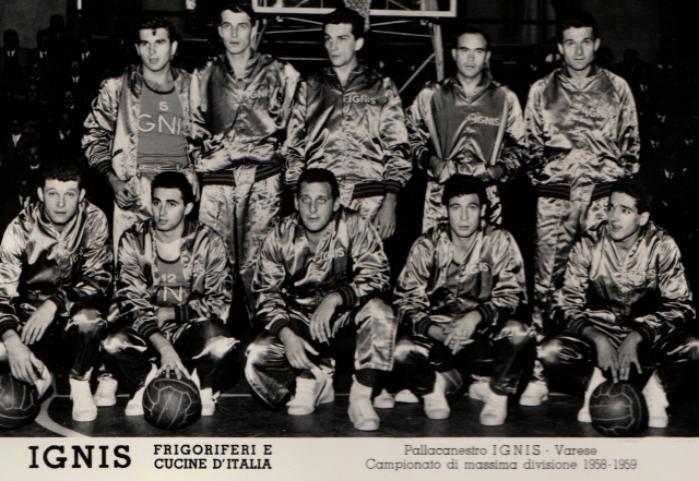 Romano Forastieri con la divisa dell'Ignis di Varese: è il primo in piedi da destra.